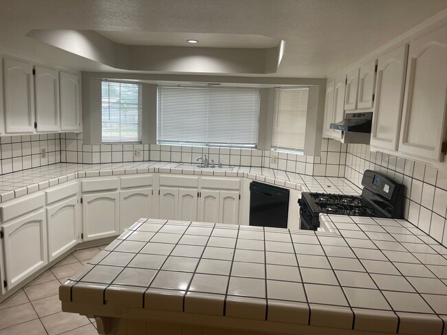 Building Photo - Spacious Home in Porterville
