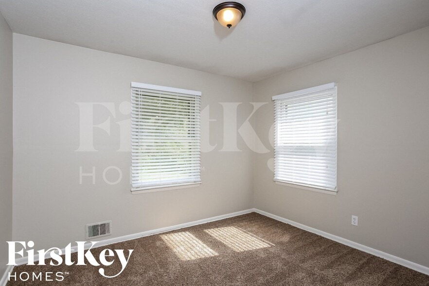 Building Photo - 607 NE Main St