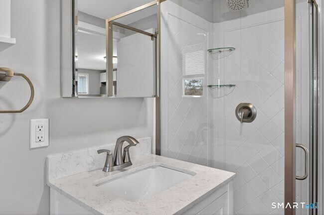 Building Photo - 121 Milldale Ave