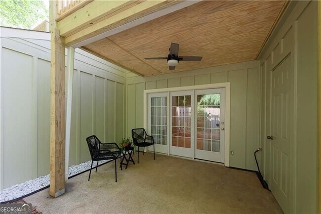 Building Photo - 2179 Surrey Ct