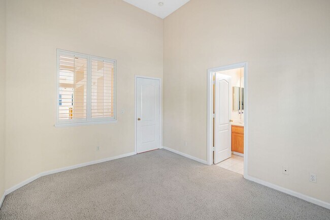 Building Photo - Highly Desirable Executive Home: 4 Bedrooms, 3 Bathrooms of Luxury Living