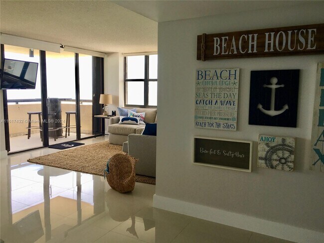 Building Photo - 2555 Collins Ave