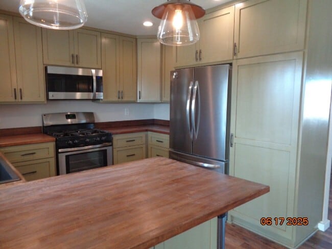 Building Photo - Immaculate Custom 1 Story on Shared 2.5 acres
