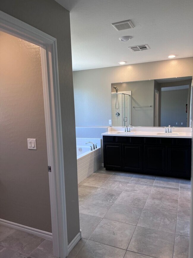 Building Photo - 3 Bedroom Single Family home - Gated community
