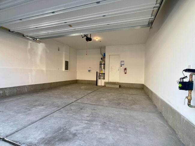 Building Photo - LOVELY TOWNHOUSE FOR RENT - GATED 3 BED 3 ...