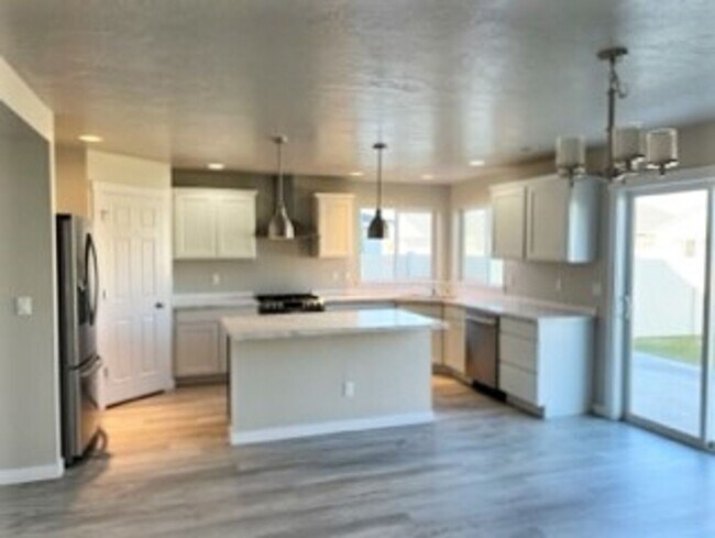 Building Photo - Great 4 bed 2.5 bath home with 2600 sq ft!  Kuna Home with lots of room just off N Ten Mile Rd an...