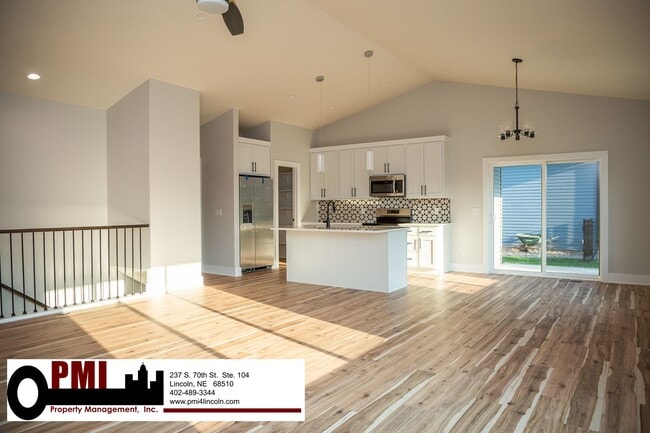 Building Photo - 5 Bedroom 3 bath, beautiful home in North ...