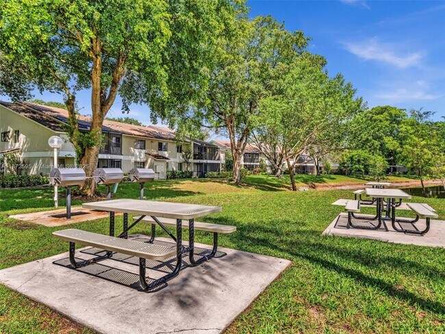 Building Photo - 612 Gardens Dr