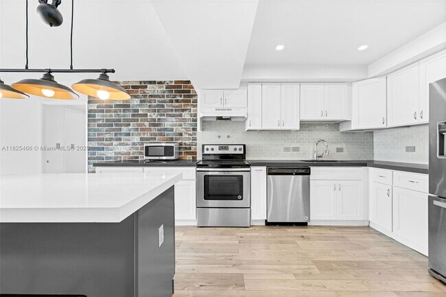 Building Photo - 20505 E Country Club Dr