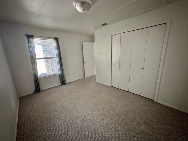 Building Photo - 2 Bedroom Condo w/ Water and Internet Incl...