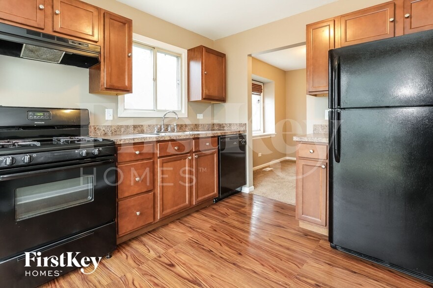 Building Photo - 1405 Middlebury Dr