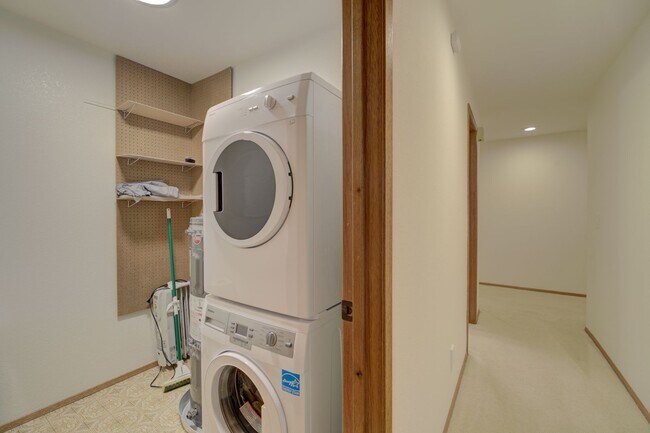 Building Photo - 2bd/1.75ba Mercer Island Condo