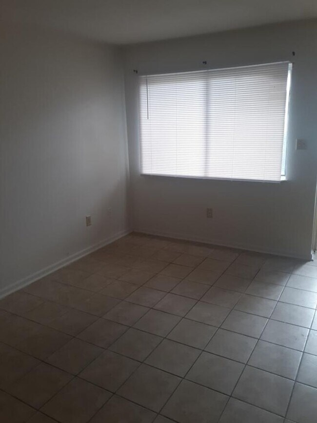 Building Photo - 2 bedroom / 1 bath condo