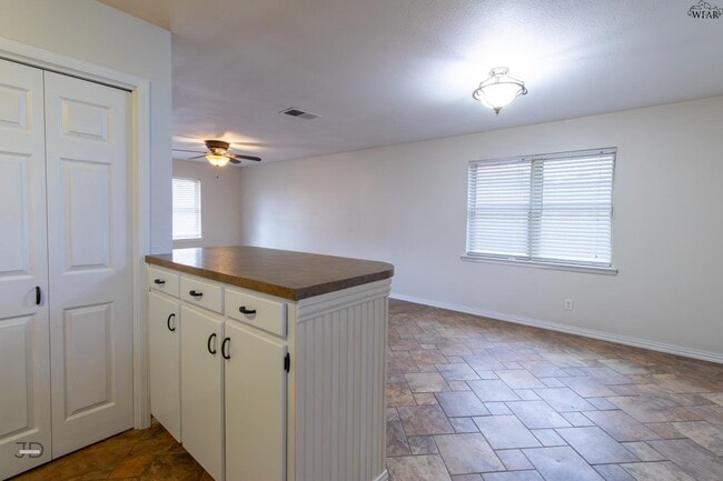 Building Photo - 1302 Mockingbird Dr