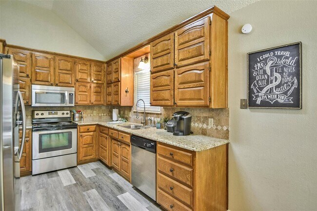 Building Photo - Beautiful Home on Mature Tree'd Lot  in We...