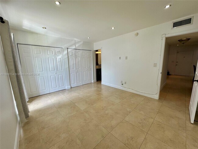 Building Photo - 10768 N Kendall Dr
