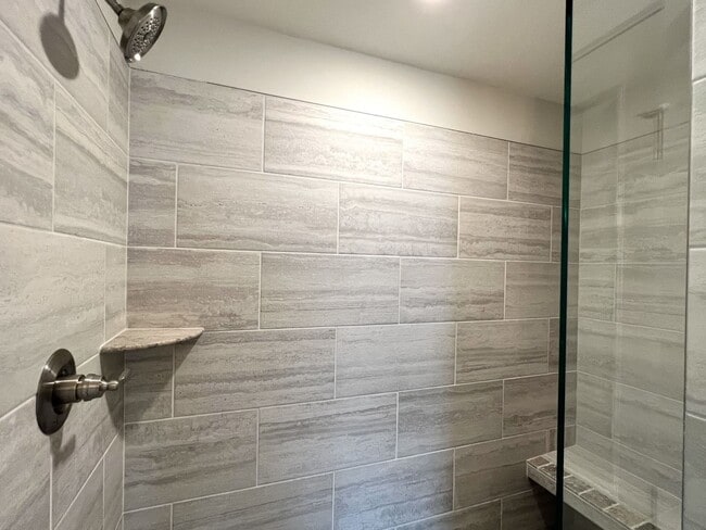 Building Photo - TOWNHOME ON WEST SIDE NEAR FIVE OAKS GOLF COURSE!