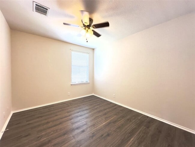 Building Photo - 513 Rolling Oak Dr
