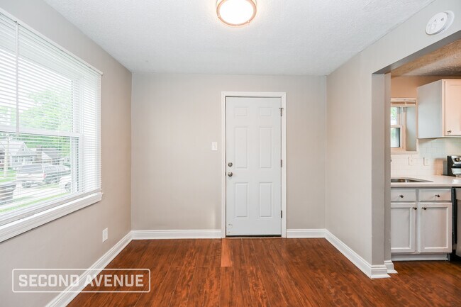 Building Photo - 5589 Raceview Ave