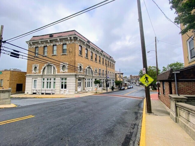 Building Photo - One Bedroom in Downtown Emmaus