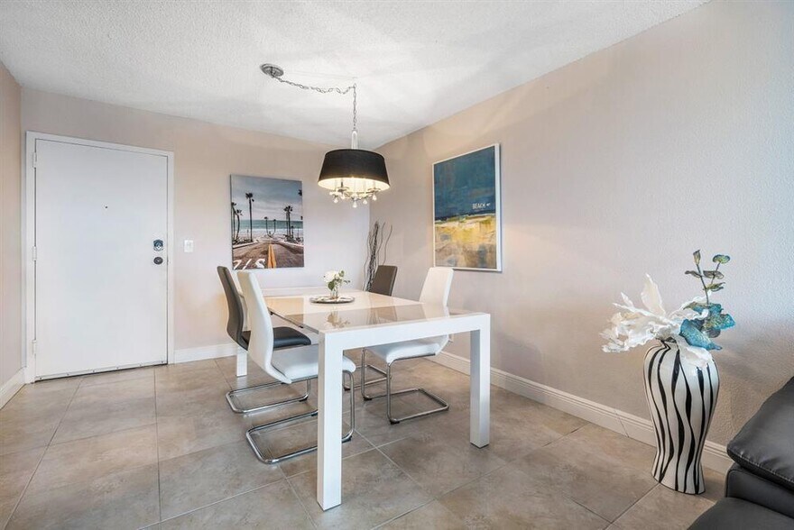 Building Photo - 1830 Embassy Dr