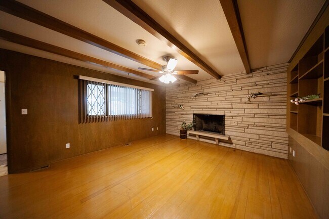 Building Photo - Mid-Century 3 Bedroom in Pine Valley Estates