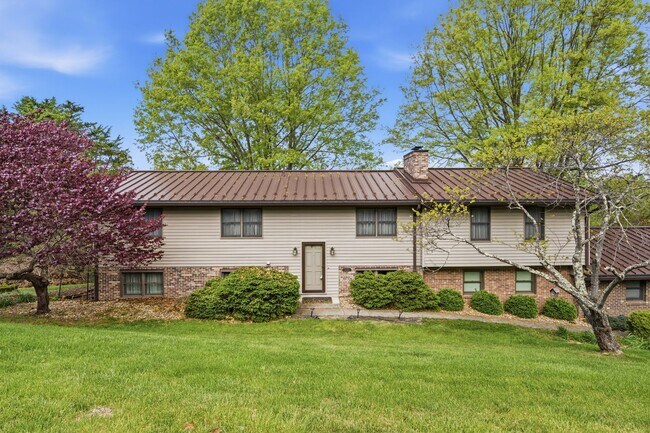 Building Photo - Spacious 5-Bedroom Home in Prestigious Blacksburg Country Club Estates