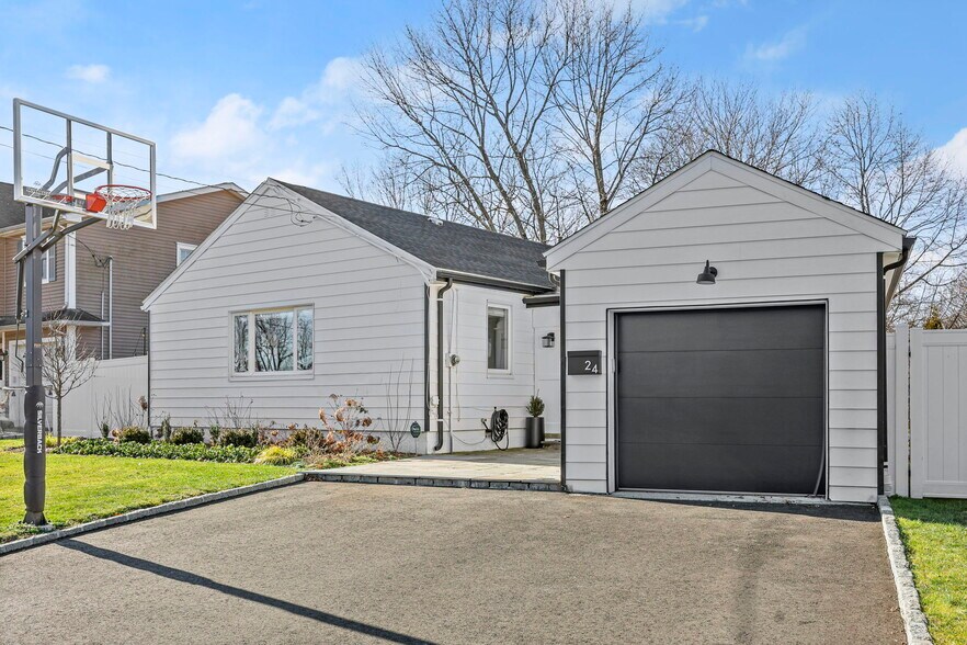 Building Photo - 24 Maplewood Dr