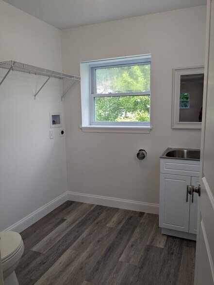 Building Photo - 329 York Rd