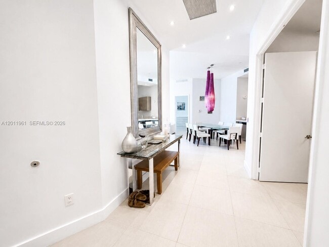 Building Photo - 15901 Collins Ave