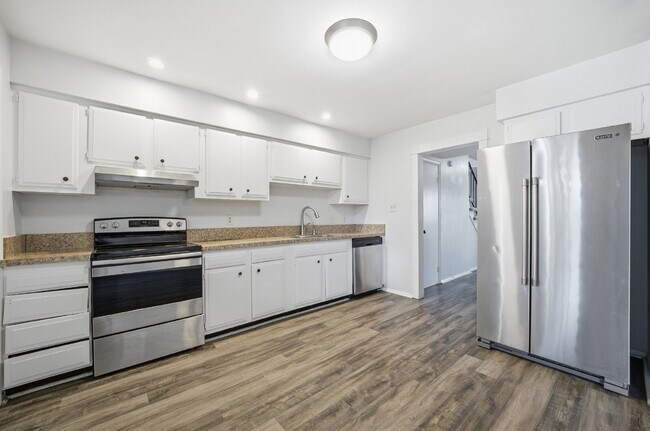 Building Photo - OPEN HOUSE SATURDAY THE 20TH 1PM-3PM! Three-bedroom, two-and-a-half bathrooms in Pembroke Meadows!