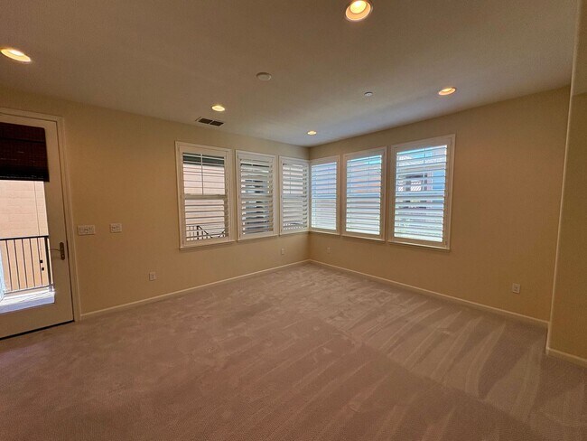 Building Photo - Spacious 4-Bedroom Townhouse