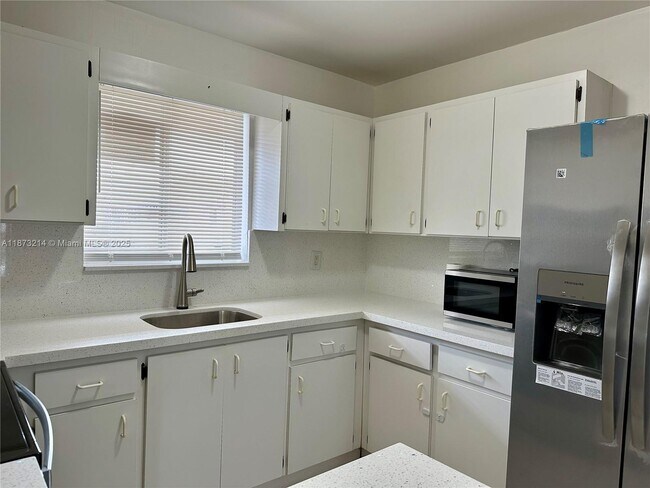 Building Photo - 3041 W 76th St