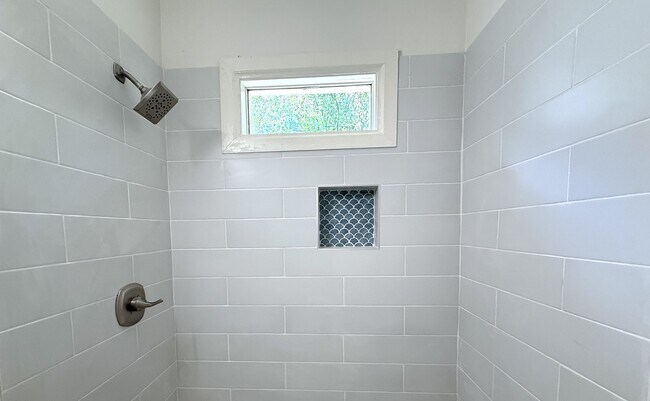 Building Photo - 807 E Edgemont Ave