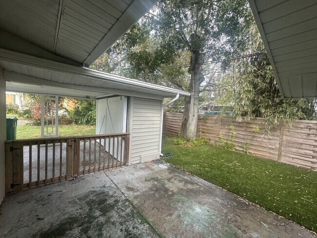 Building Photo - 214 15th Ave W