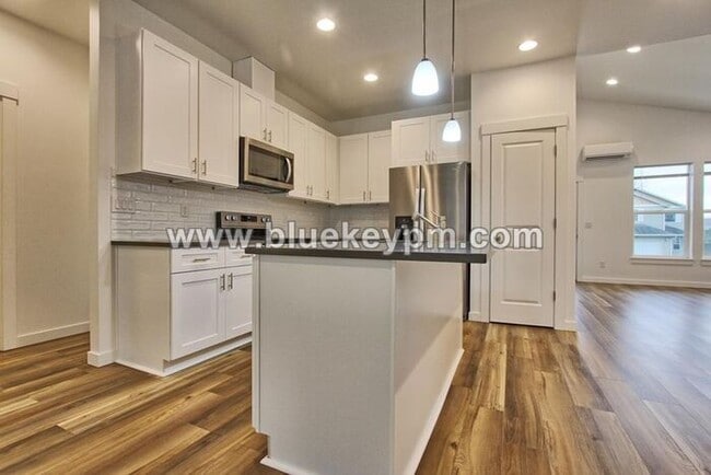 Building Photo - 3 Bed, 2 Bath Home in Woodland with Large Yard