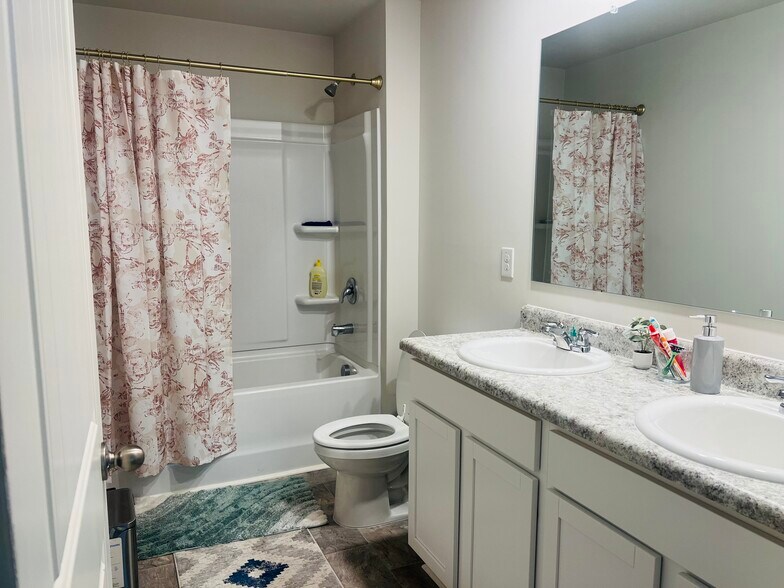 Building Photo - 246 White Cedar Dr