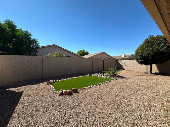 Building Photo - Beautiful 3 bedroom, 3 garage home in Chap...