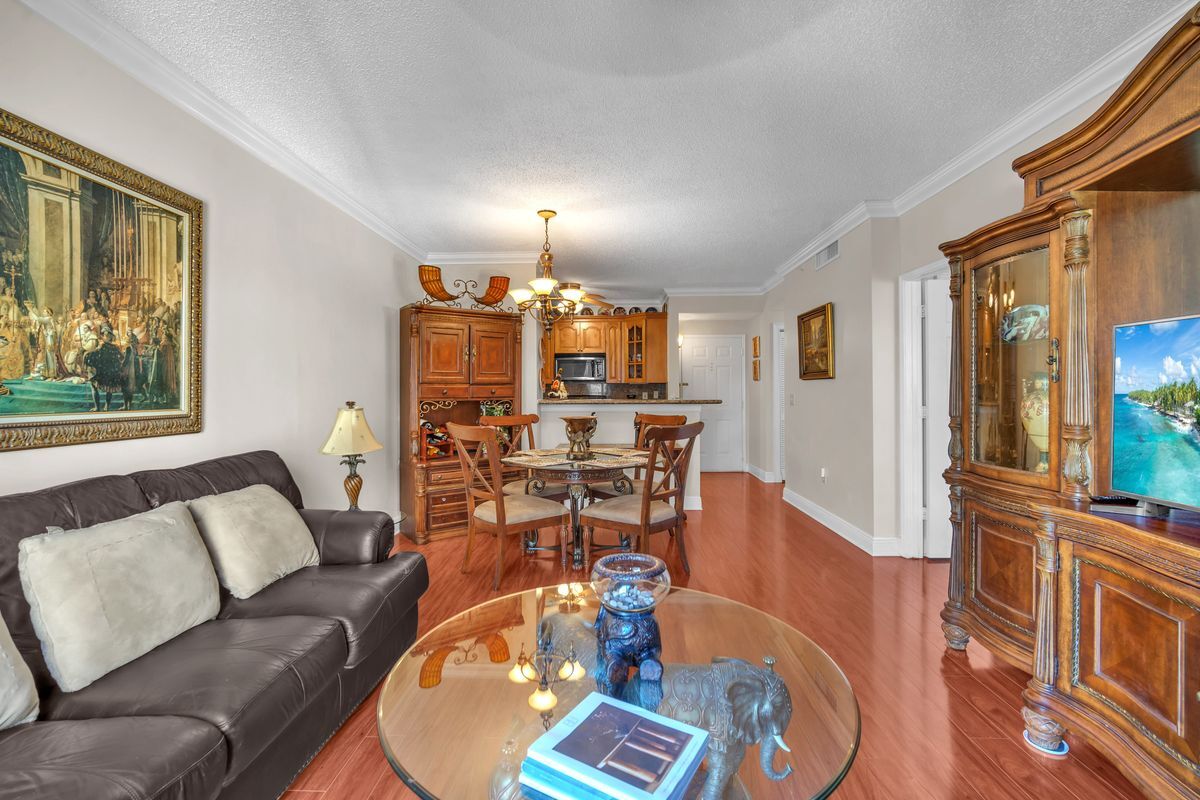 Building Photo - 630 S Sapodilla Ave