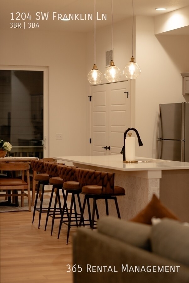 Building Photo - 1204 SW Franklin Dr