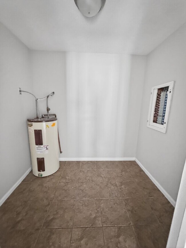 Building Photo - RATE DROP ALERT (was $2100/month) and MOVE-IN SPECIAL: $500 OFF 1ST MONTH'S RENT!**