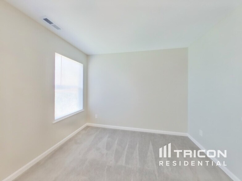Building Photo - 1094 Tomahawk Pl