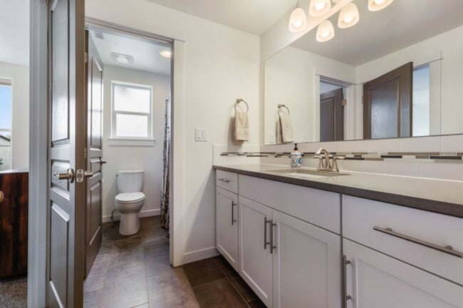 Building Photo - Beautiful home in SW Bend!  Large fenced i...