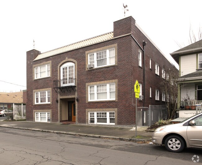 Building Photo - 2424 NE Couch St
