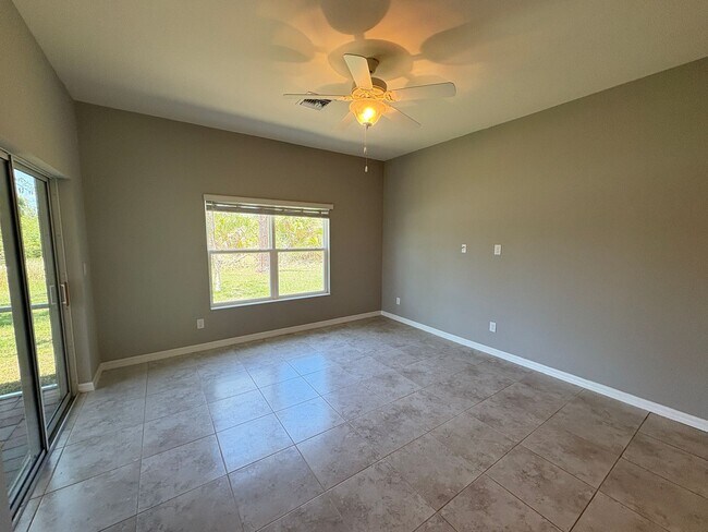 Building Photo - 3 Bed, 2 Bath Home with Screened Lanai & S...