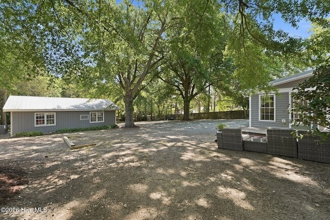 Building Photo - 1425 Central Dr