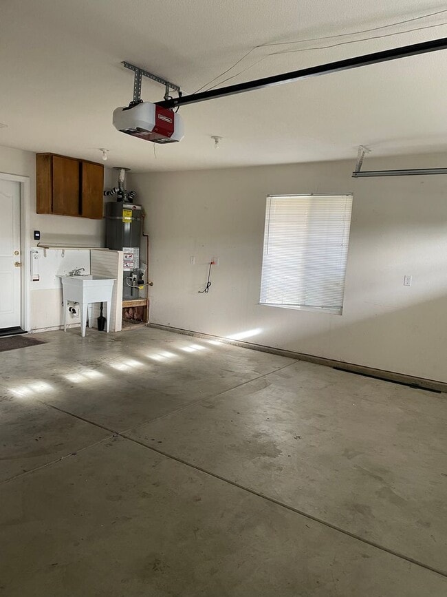 Building Photo - 4 BED 2 BATH LOCATED IN THE RAVENWOOD SUBDIVISION