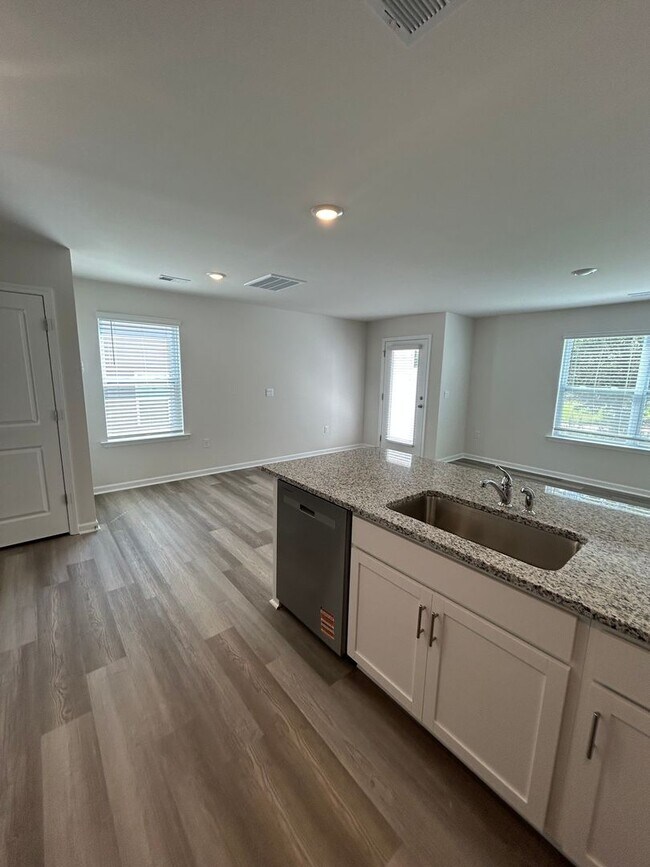 Building Photo - 413 Silicon Dr