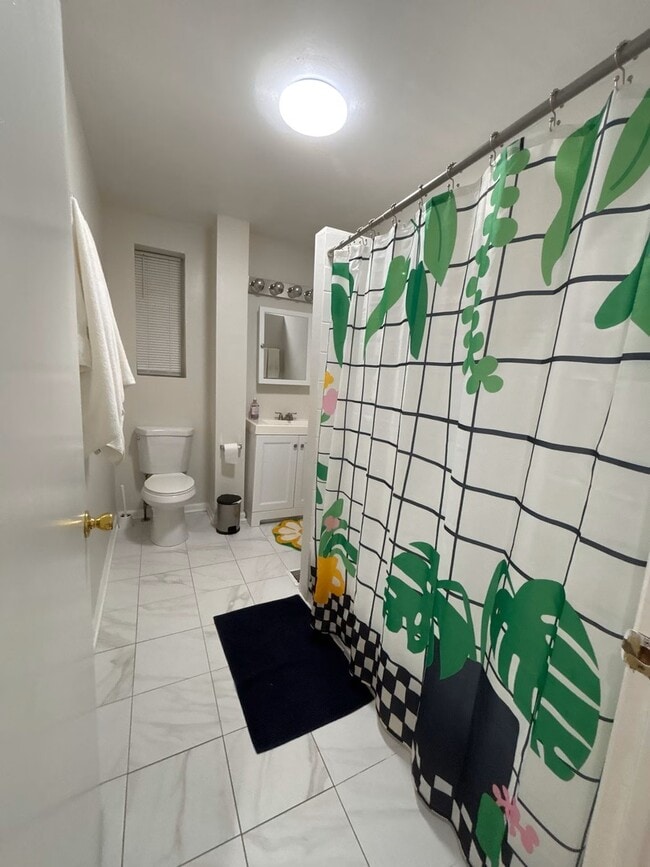 Building Photo - 2122 W Huron St