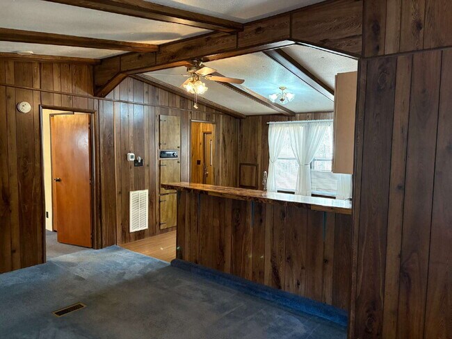 Building Photo - "Charming 3-Bedroom with 2 Full Baths in Hendersonville!"